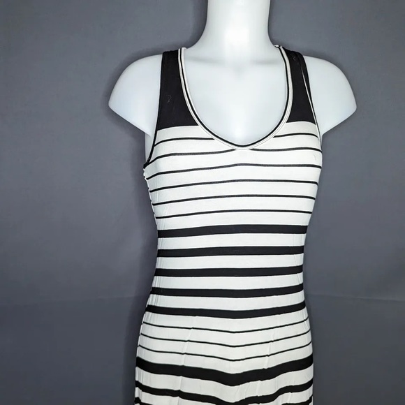 ⭐️Mossimo black and white striped maxi dress - Picture 4 of 8